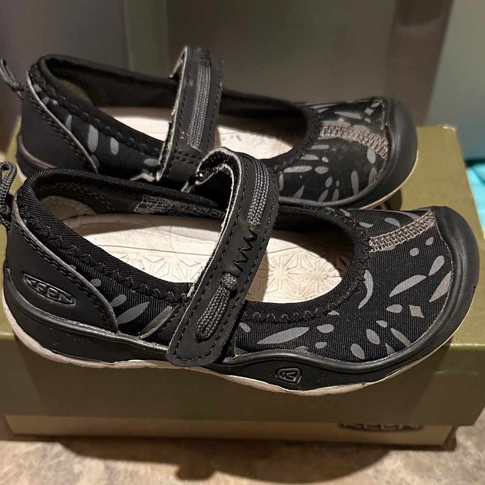 Keen Kids Black and Gray Patterned Dress Shoes